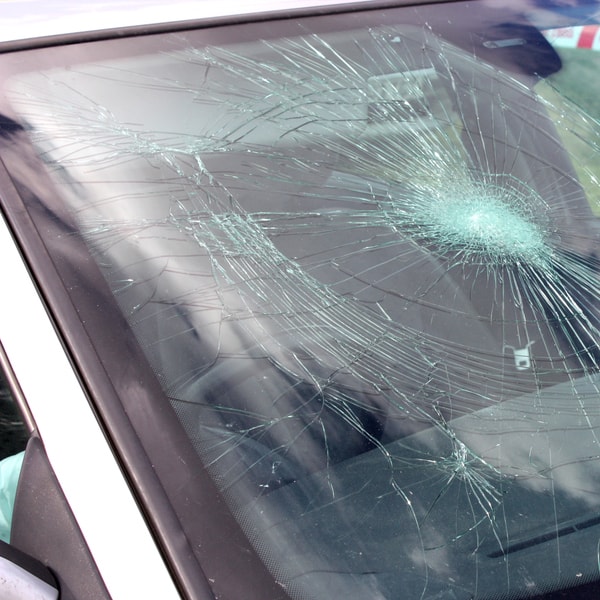 what auto glass replacement technician to call and what does it cost to fix windshield  in Fort Pierce